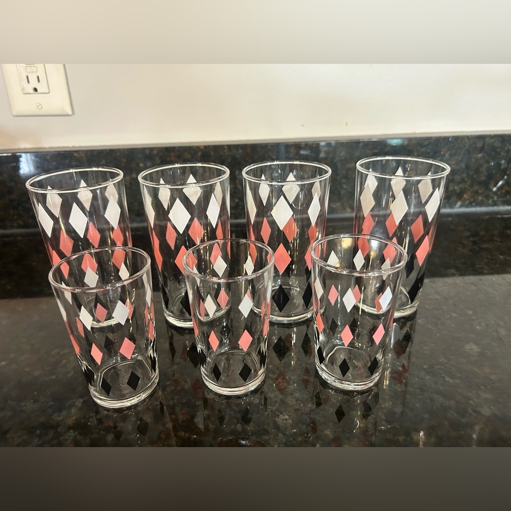 Vintage MCM Harlequin Diamond Pitcher & 7 Glasses Set – Pink, Black & White - Picture 3 of 10